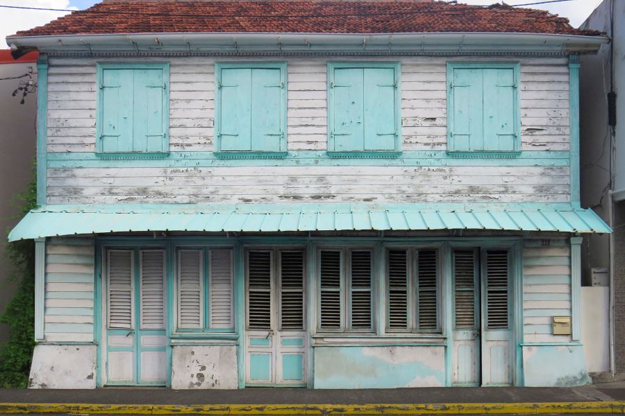Maison traditionnelle Antilles française: bois et couleurs