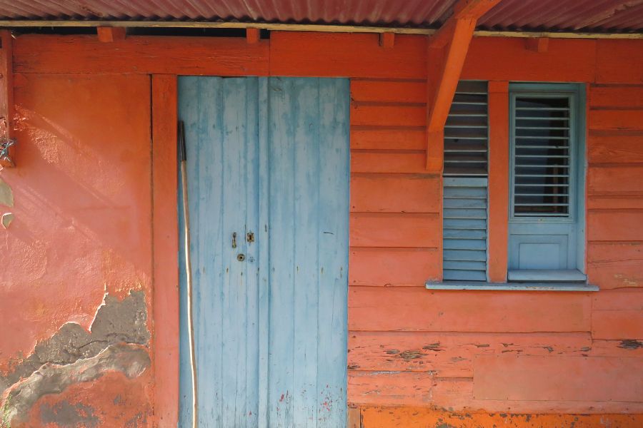 Maison traditionnelle Antilles française: bois et couleurs