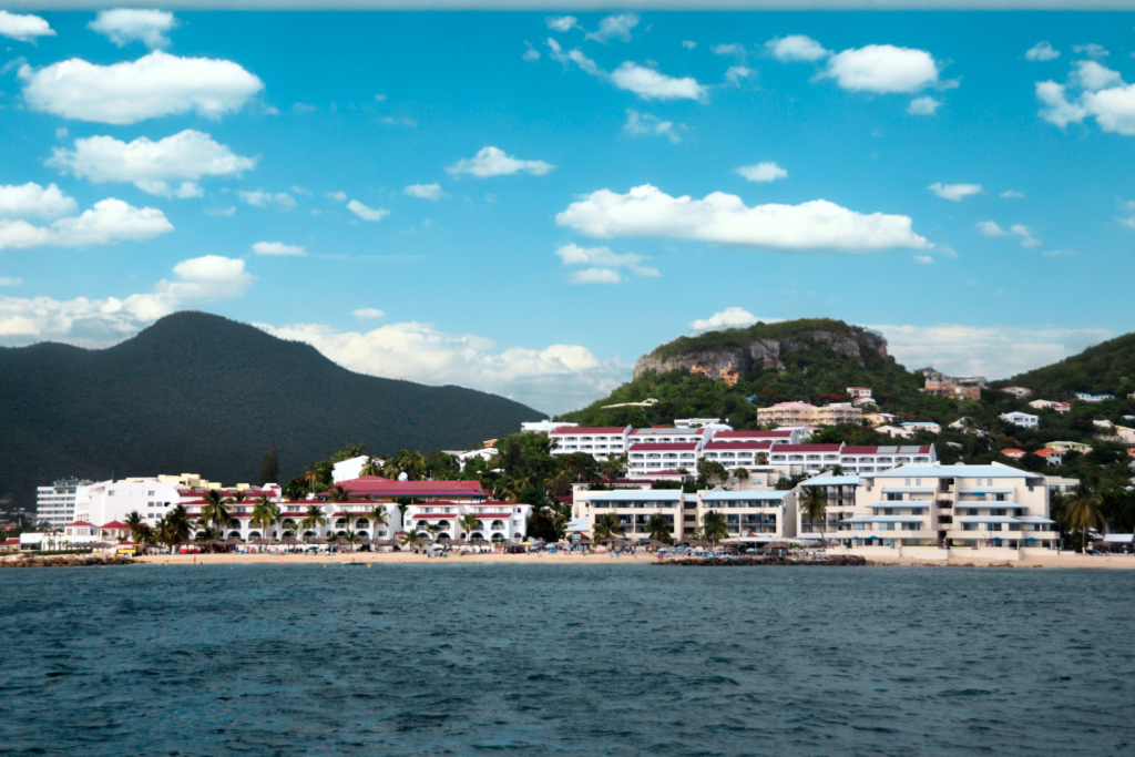 Quartier animé de Simpson Bay à Sint Maarten, marina et front de mer