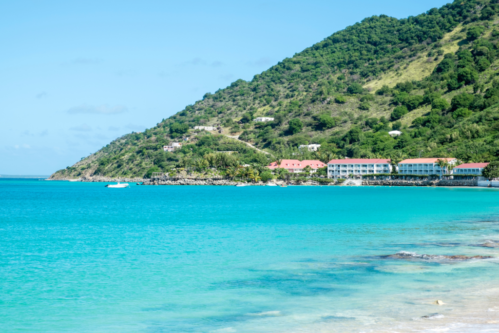 Quartier de Grand Case à Saint-Martin, plage et restaurants en bord de mer