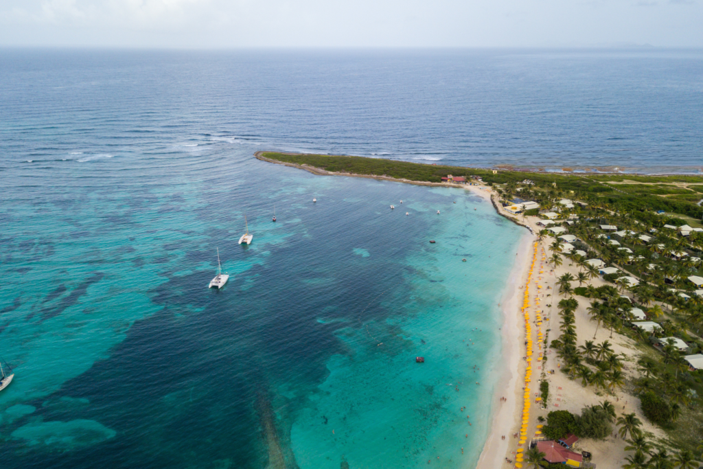 Plage et village d’Orient Bay à Saint-Martin